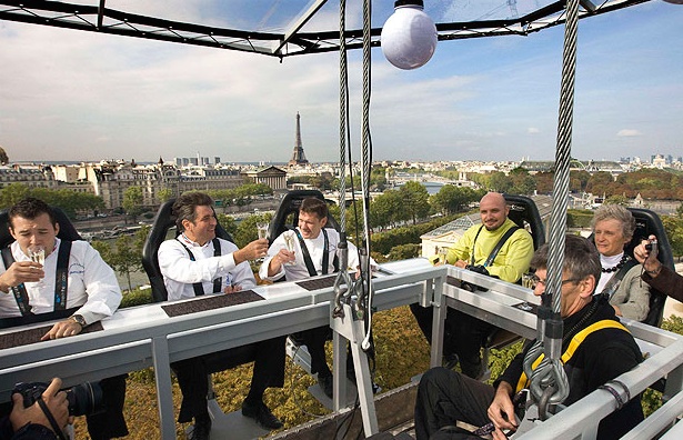 Dinner in the sky a Parigi