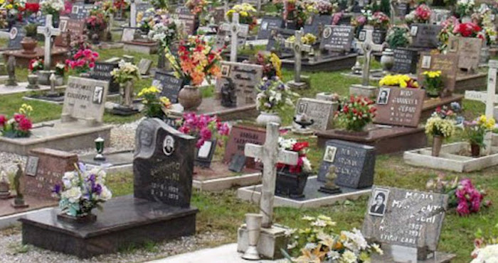 Al cimitero tra ricordi e speranze