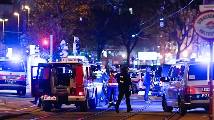 Attacco terroristico nel cuore di Vienna: 4 le vittime tra cui l'attentatore, simpatizzante dell'Isis