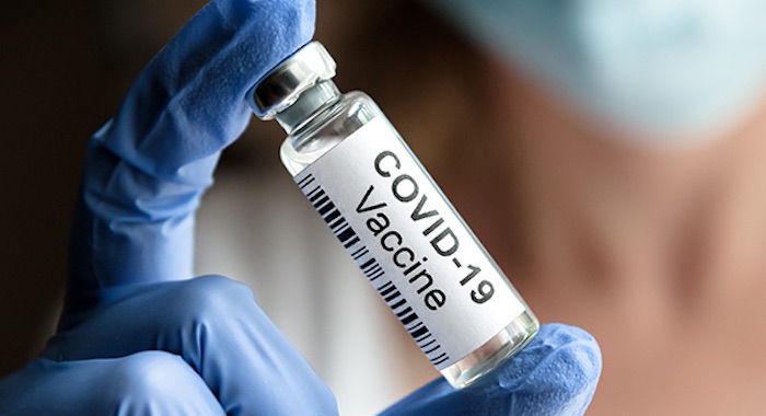 Vaccino Covid, dall'Aifa via libera alla terza dose. Il governo approva l'estensione del Green pass