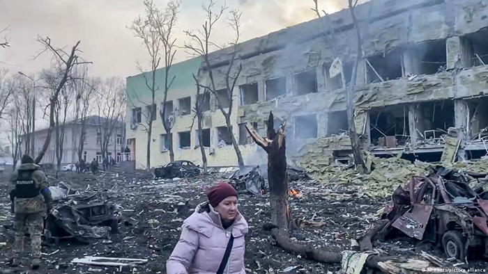 Ucraina, proseguono i raid aerei russi sui civili e si parla già di catastrofe umanitaria