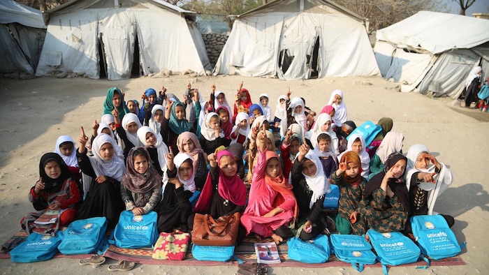Afghanistan: oltre un milione di bambine e ragazze senza scuola da 3 anni