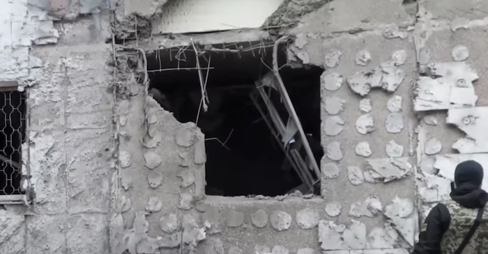 L'ennesimo crimine di guerra russo: bombe sulla casa della cultura di Kherson
