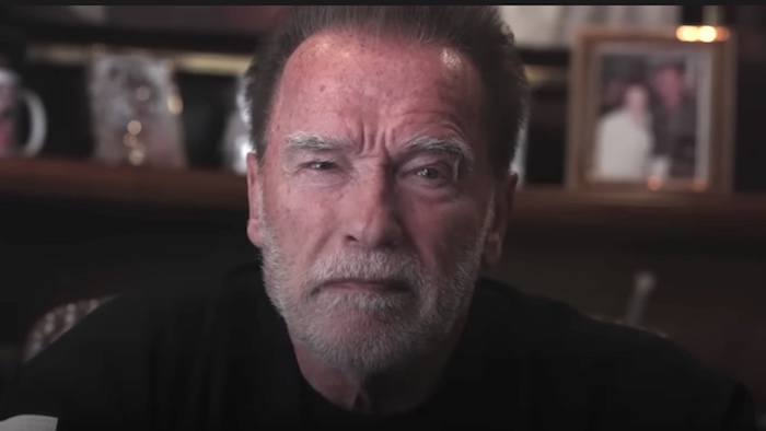 L'appassionato discorso di Arnold Schwarzenegger dopo la visita ad Auschwitz, una potente lezione di antisemitismo
