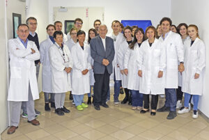 Il prof. Garattini con alcuni ricercatori del Mario Negri