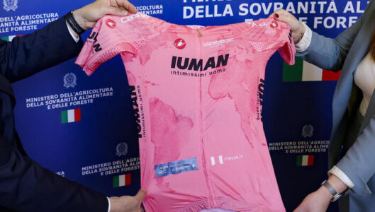 Con la Maglia Rosa del Giro d'Italia il logo della Cucina italiana