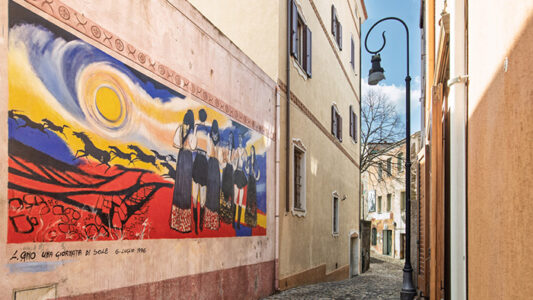 A Oliena nasce il Museo Diffuso Liliana Cano: un percorso tra arte, identità e spazio pubblico