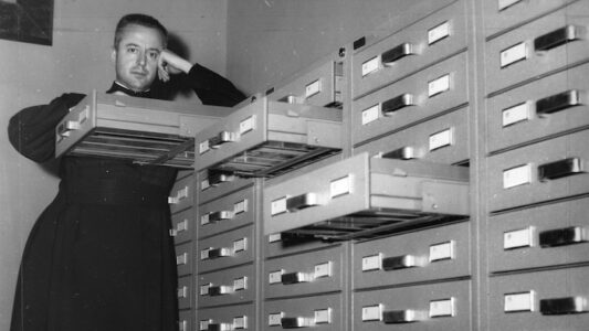 Padre Busa, il gesuita visionario che sfidò l'IBM e creò i presupposti per l'odierna intelligenza artificiale generativa