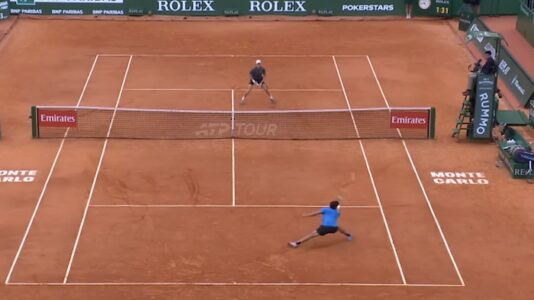 Jannik Sinner trionfa a Montecarlo e torna numero 1 al mondo