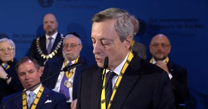 Draghi ad Aquisgrana: l’Europa è sola, ma può ancora diventare potenza