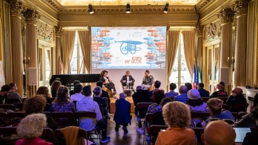 Time in Jazz si veste di blu: Paolo Fresu porta Miles Davis tra cielo, mare e piazze di Sardegna